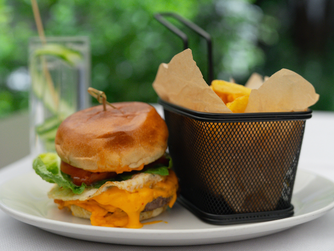 Teller mit Burger und Pommes
