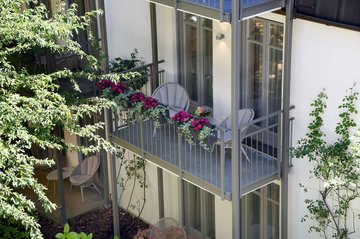 Balkon mit Blick auf grünen Innenhof Company und Family Suite Hotel München