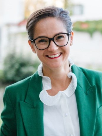 Front Office Managerin Yvonne Lohrer