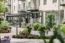 Innenhof mit Blick auf den Wintergarten und Rosengarten Aparthotel München Maximilian Munich