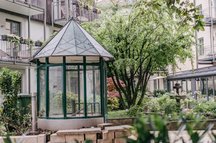 Grüner Innenhof mit Rosengarten Hotel München Innenstadt