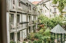 Roof Garden Suite Hotel München Außenansicht grüner Innenhof