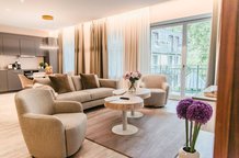 Exklusiver modern eingerichteter Wohnbereich mit Balkon und Küche Aparthotel München Maximilian Munich