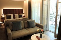 Einrichtung plus Balkon hotelzimmer maximilian munich bett couch balkon deko