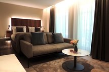 Einrichtung des Hotelzimmers couch bett maximilian munich hotelzimmer