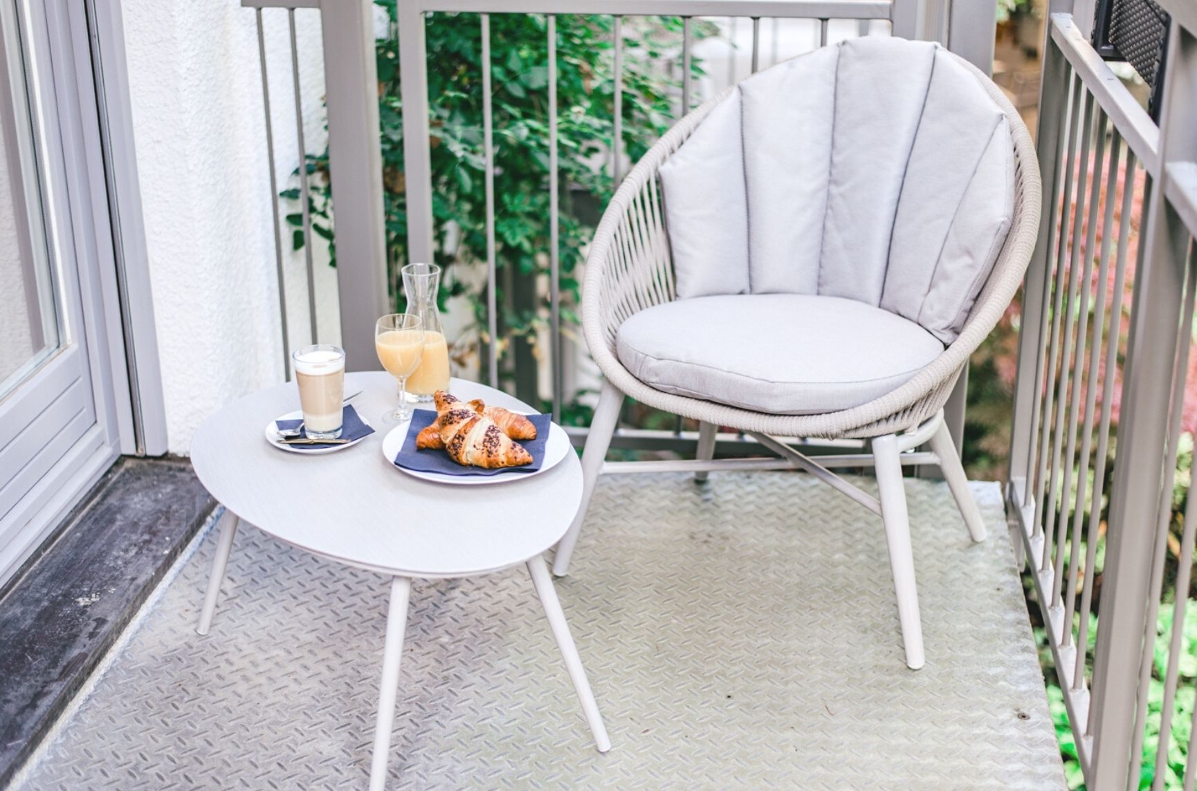 Balkon mit Tisch, Stuhl und Luxus-Frühstück