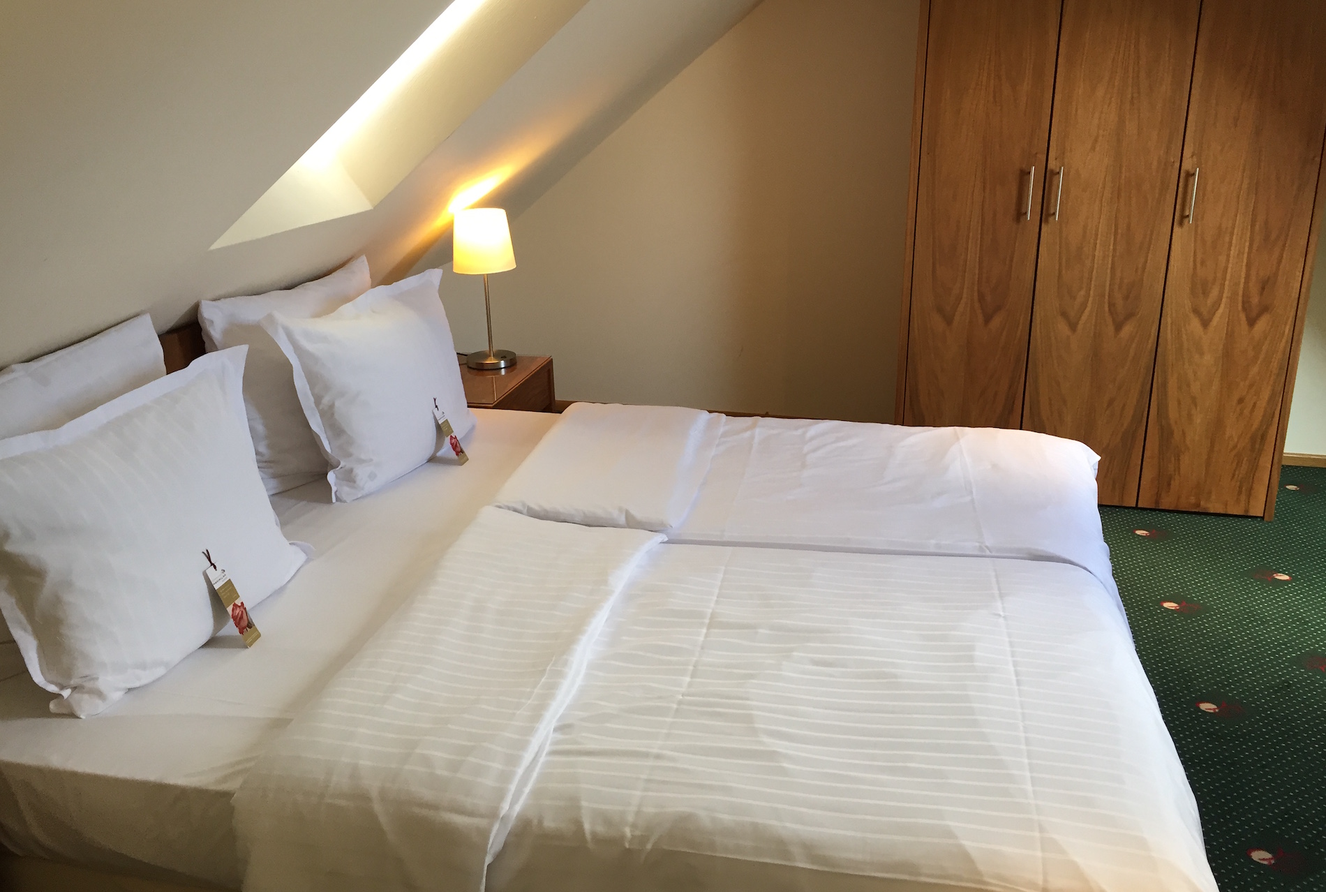 King Size Bett unter gemütlicher Dachschräge