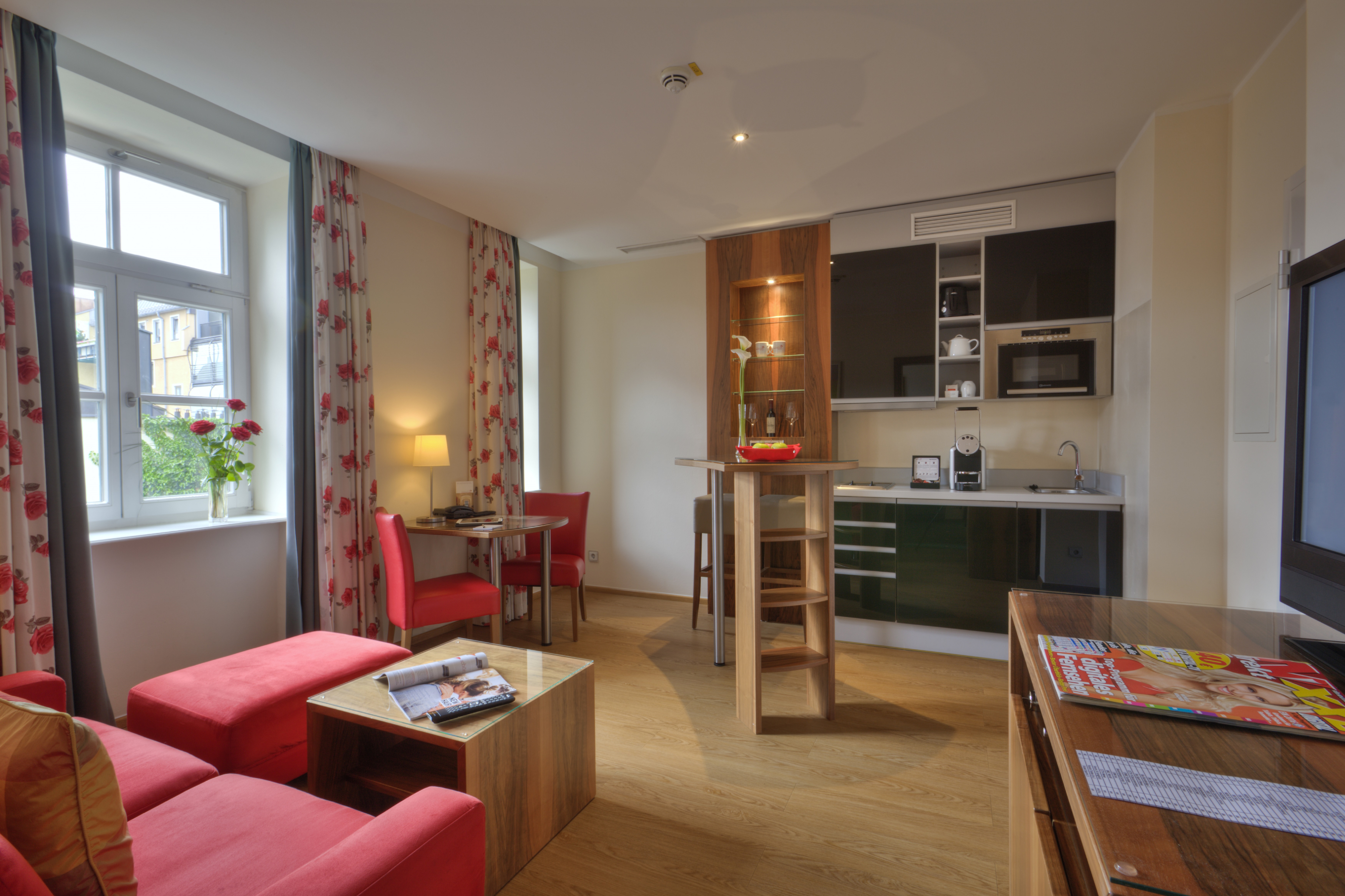 Wohnbereich der Garden Suite mit Blick auf den Flatscreen Fernseher